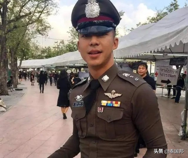 警察是泰国帅哥比例较高的一个行业，让我们看看制服帅哥们